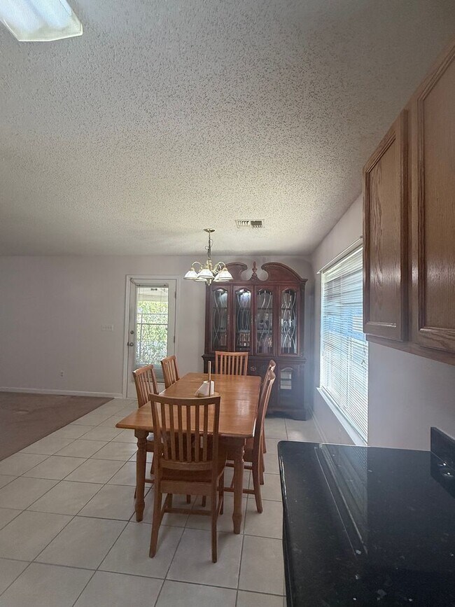 Building Photo - Two Bedroom Cutie
