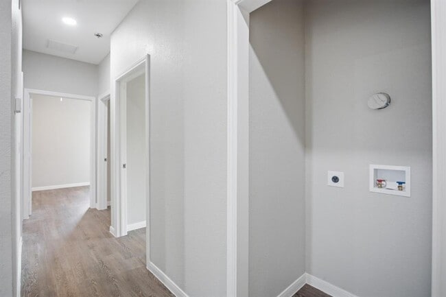 Building Photo - 611 Carpenter Ave