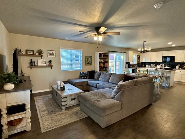 Building Photo - FANTASTIC 3BD/2.5BA w/ A/C in Patriot Park