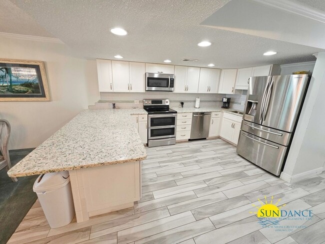 Building Photo - Spacious waterfront furnished condo in Des...