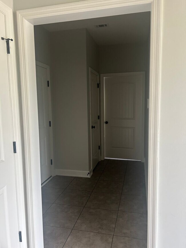 Building Photo - Beautiful Home 4 bedroom 2.5 bath