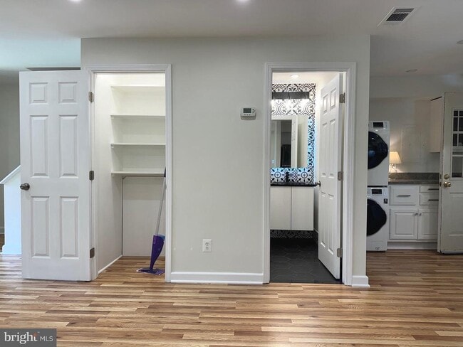 Building Photo - 411 Hampton Ct