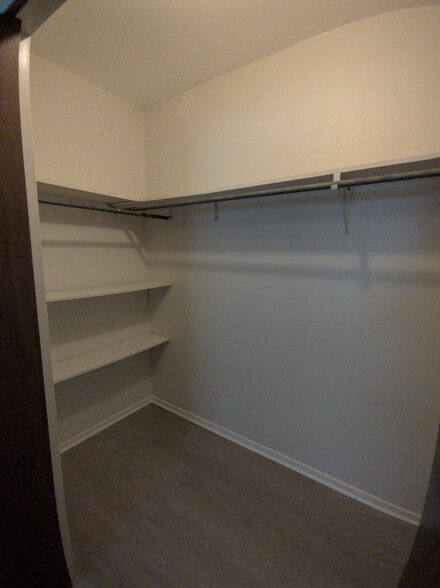Building Photo - 327 Briarwood Dr