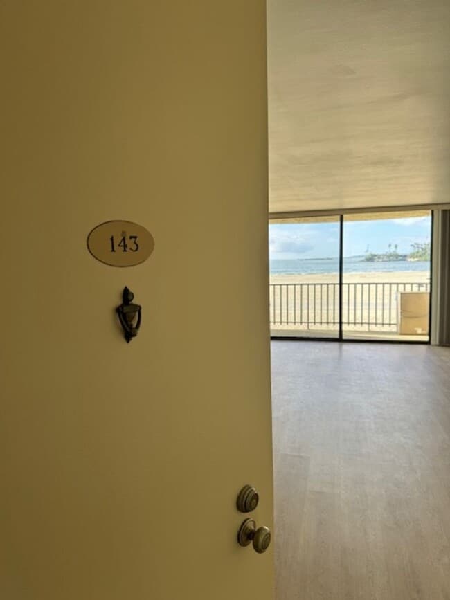 Building Photo - Steps from Alamitos Beach! Modern 1 bed 1 ...