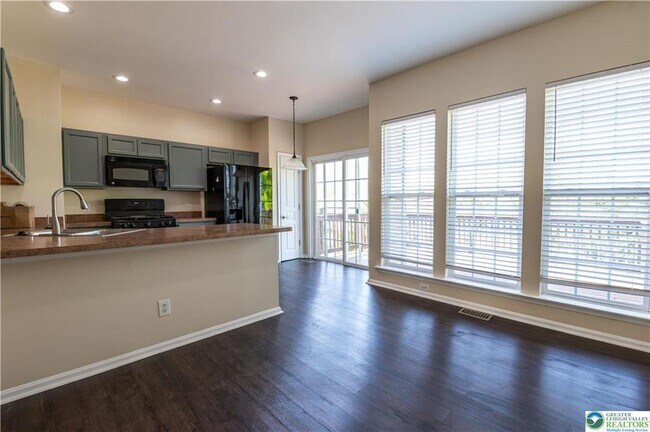 Building Photo - 8475 Putnam Ct