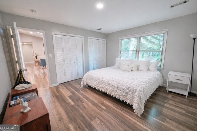 Building Photo - 135 Summer Brooke