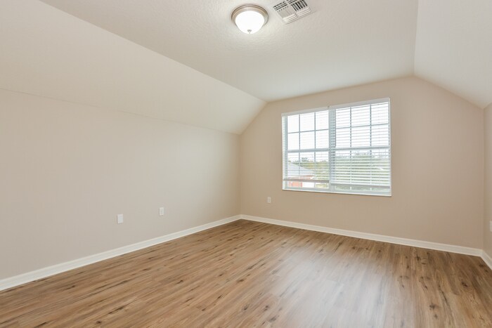 Building Photo - 3941 Heathcote Dr