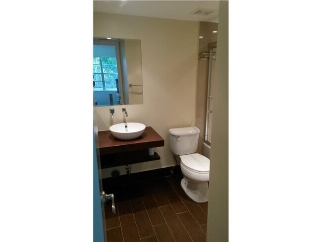 Building Photo - 9948 Twin Lakes Dr