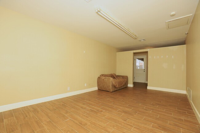 Building Photo - 103 E Meadow Ln