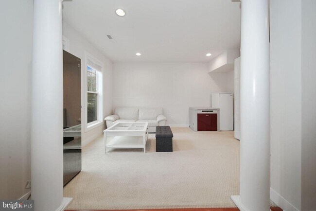 Building Photo - 609 Hendrix Ave