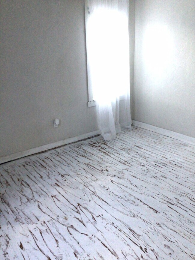 Building Photo - 520-522 Woodvale Ave