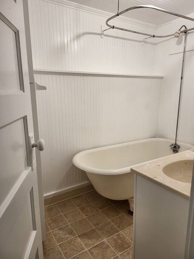 Building Photo - Lillian Street, 1624