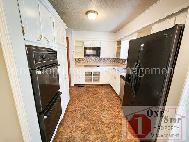 Building Photo - Beautiful 3 Bedroom 2.5 Bathroom Home in R...