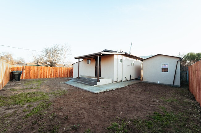 Building Photo - 232 E Marengo Ave