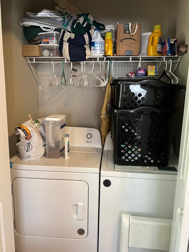 Building Photo - Awesome Green Acres Home!