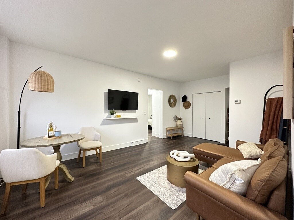 Building Photo - 1555 W Hollywood Ave