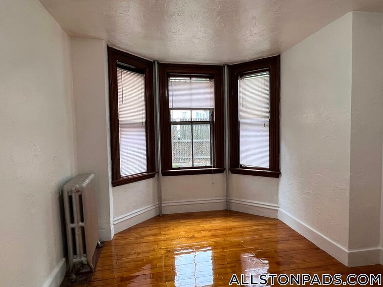 Building Photo - 4 Adella Pl