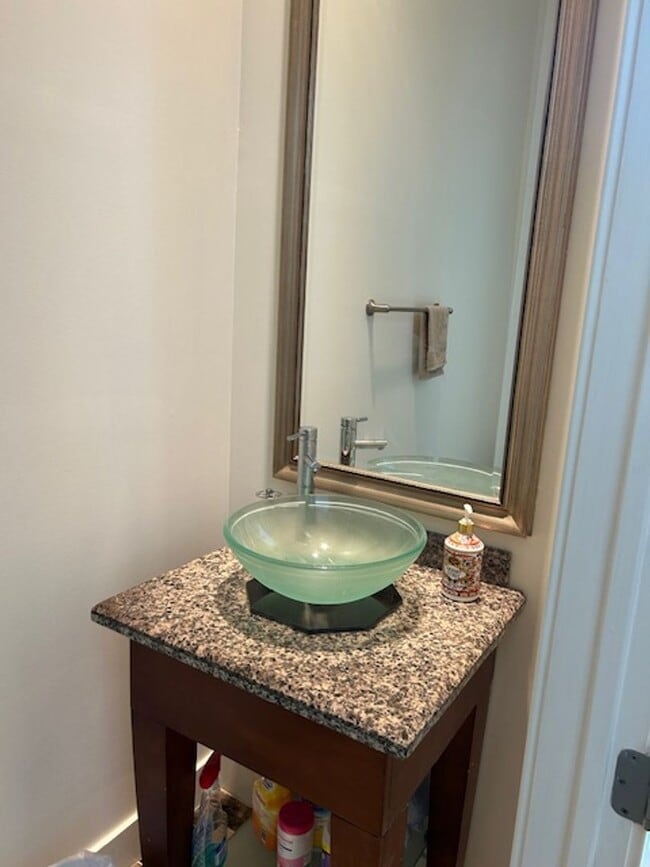 Building Photo - Fully Furnished, Awesome 1 Bedroom 1.5 Bath Condo in Excellent Location