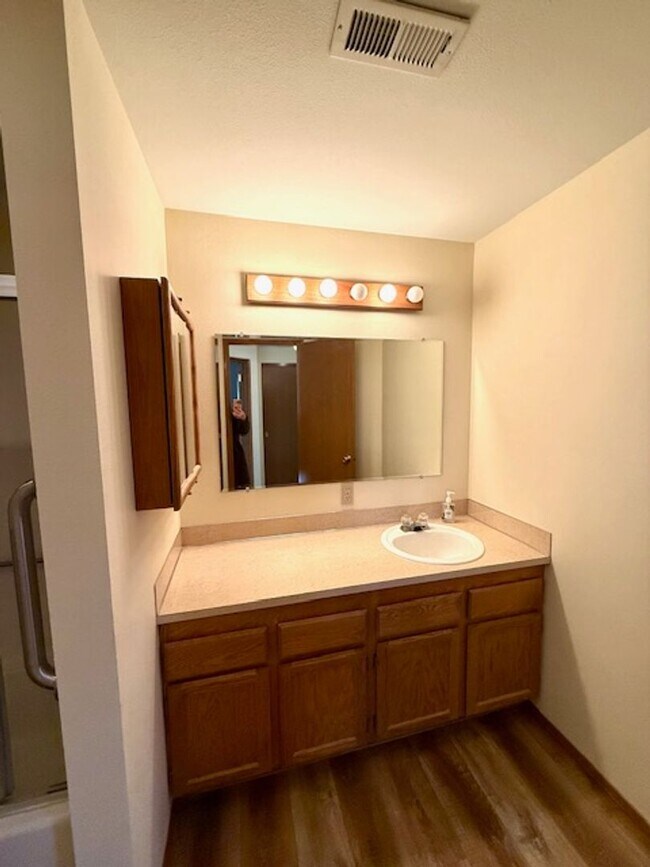 Building Photo - Lovely NE 3 Bedroom Home w/Large Yard & Mowing Included!