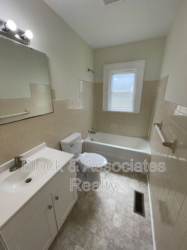 Building Photo - 1204 Forest Acres Cir