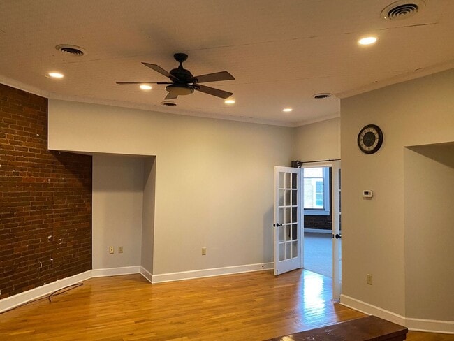 Building Photo - Downtown Apartment! 2 Bed/ 2 Bath with Par...