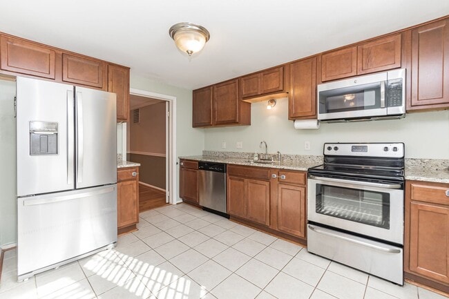 Building Photo - Well maintained 3-level 3Bd/2 full & 2 half bath TH in the sought-after Burke Centre!