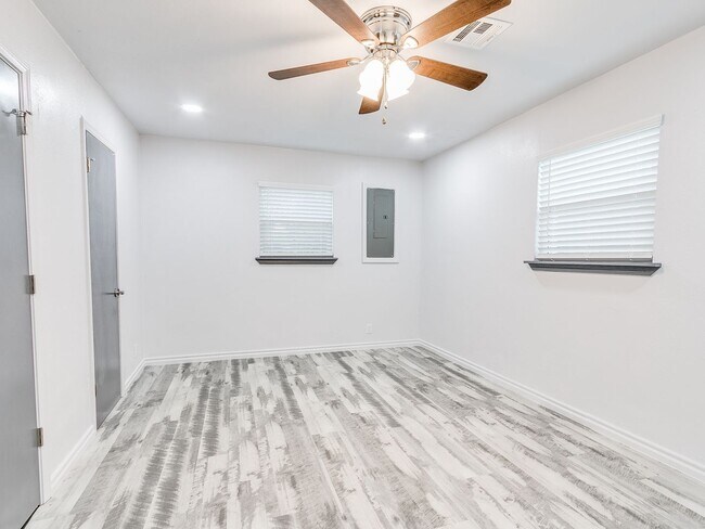 Building Photo - Freshly Renovated | 3 Bed | 2 Bath | Large...