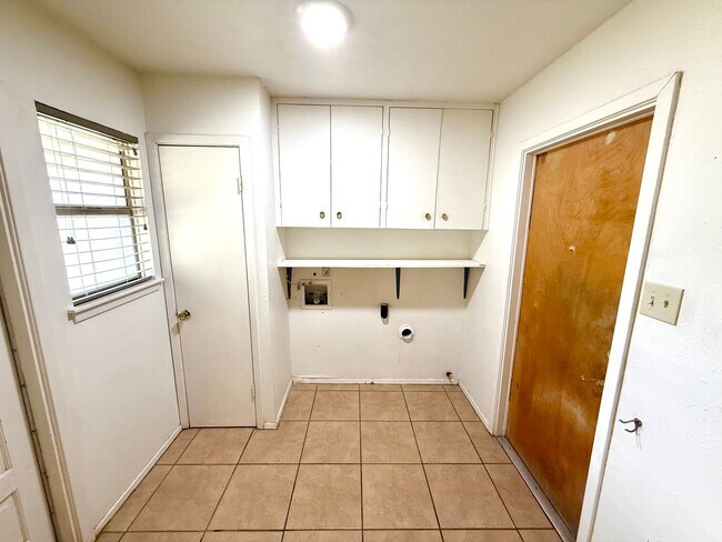 Building Photo - 4922 Lambeth Dr