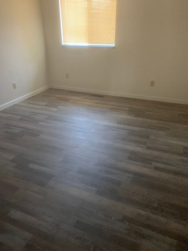 Building Photo - 3 bedroom, 2 bathroom home in well established neighborhood.