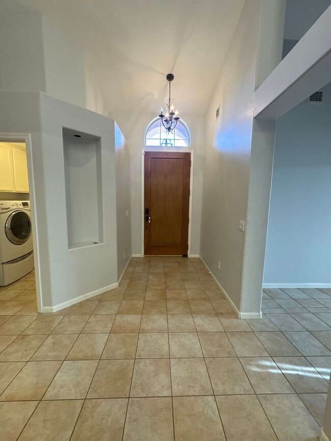 Building Photo - Upgraded home in Glendale with Pool