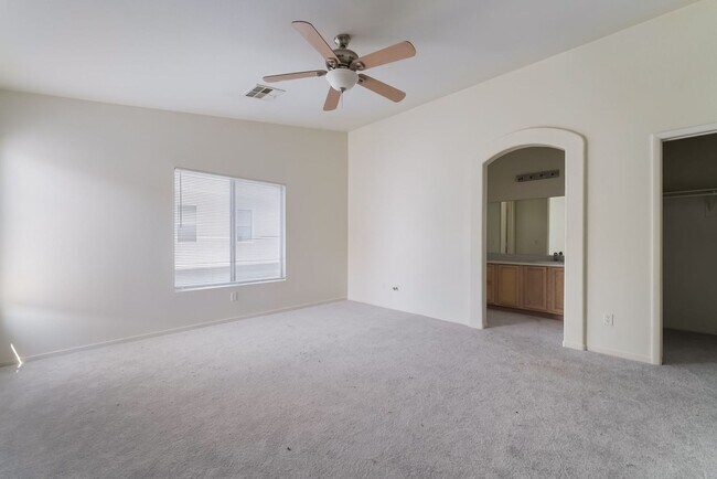 Building Photo - Spacious Henderson Townhome with Modern Up...