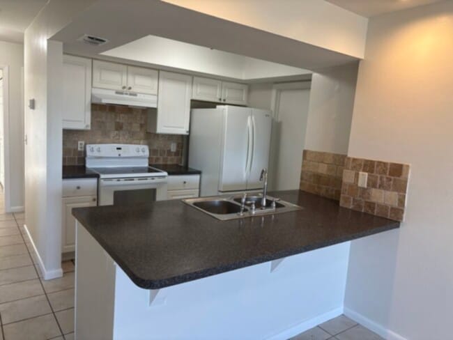 Building Photo - 3 Bedroom Available now! Lawn Care Included.