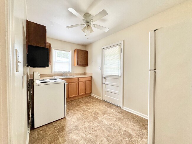 Building Photo - Cozy 2 Bedroom Home!!