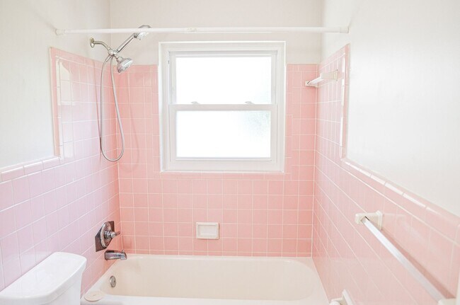 Building Photo - Hazel Heights 3 bedroom 2 bath concrete bl...
