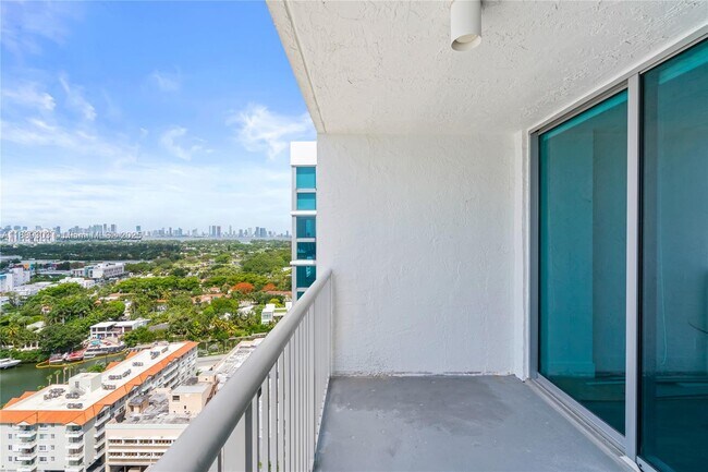 Building Photo - 2655 Collins Ave