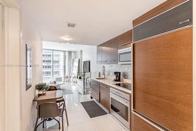 Building Photo - 495 Brickell Ave