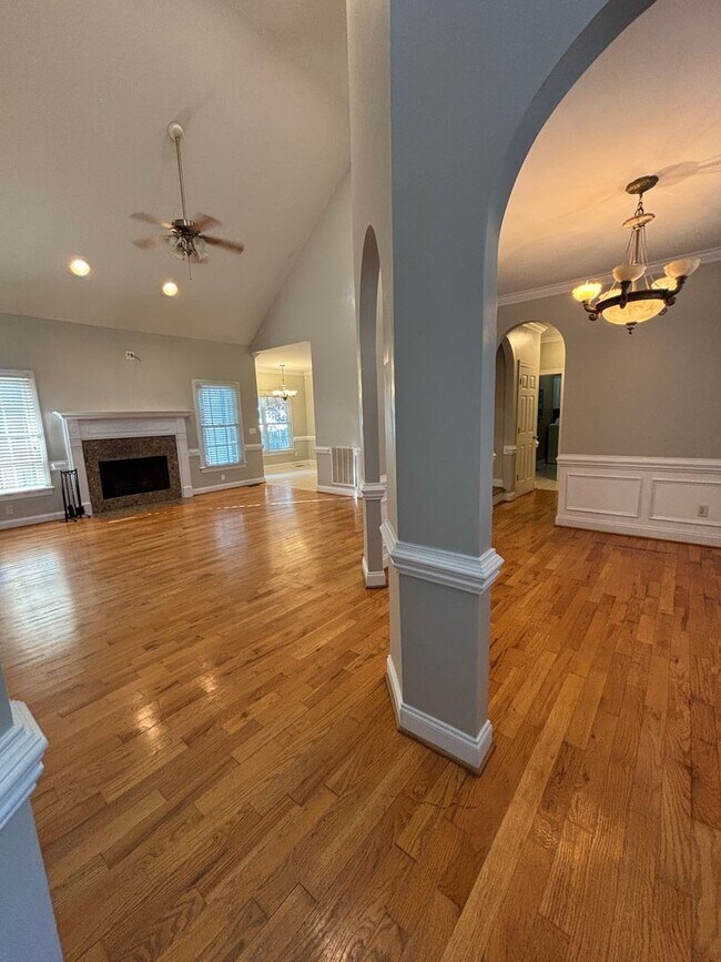 Building Photo - 522 Saint Helene Ct