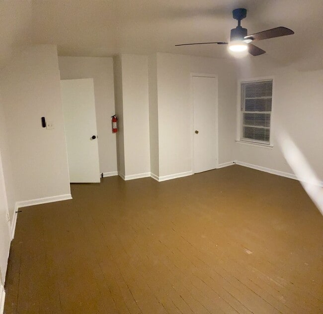 Building Photo - ! This charming one-bedroom oasis is now available, and it comes with a fantastic 2-year lease. D...