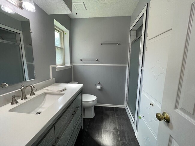 Building Photo - 220 Shady Lake Dr