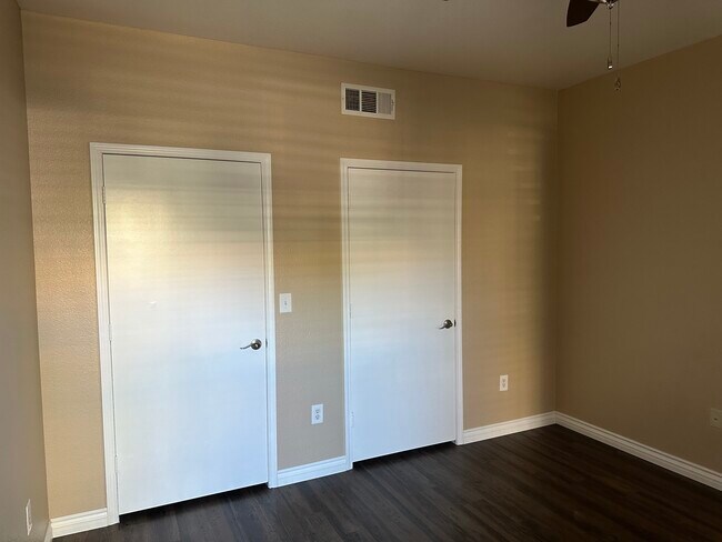 Building Photo - 7255 W Sunset Rd