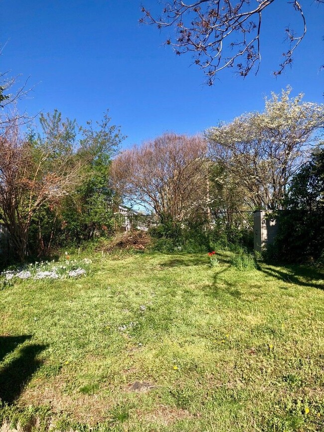 Building Photo - 1128 Sumpter St