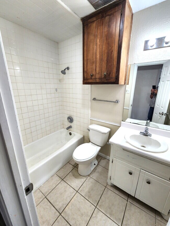 Building Photo - Updated 3/2/1 duplex in Northwest Lubbock.