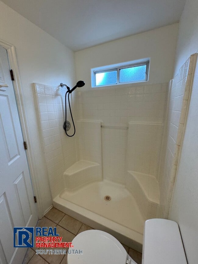 Building Photo - Single Family Home near Pine View