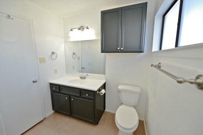 Building Photo - 1201 Westcott Dr