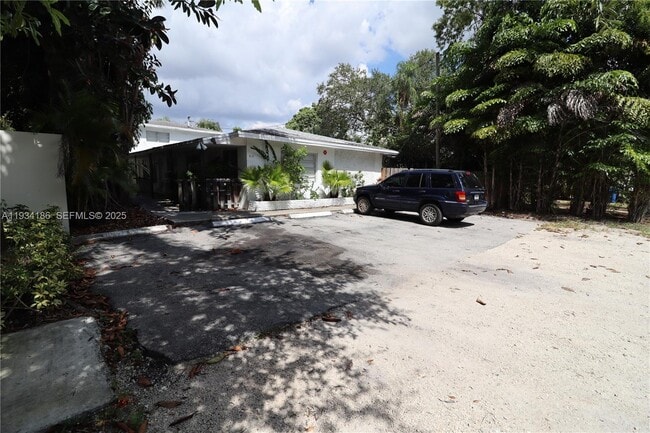 Building Photo - 915 NE 16th Terrace