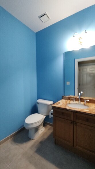 Building Photo - 1715 Cranbrook Dr