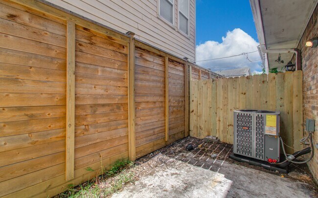 Building Photo - 1713 Huldy St