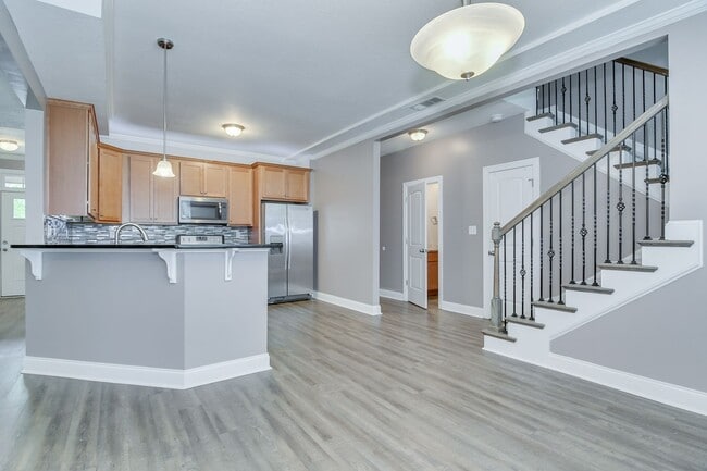 Building Photo - Updated 4 Bedroom 2.5 Bath