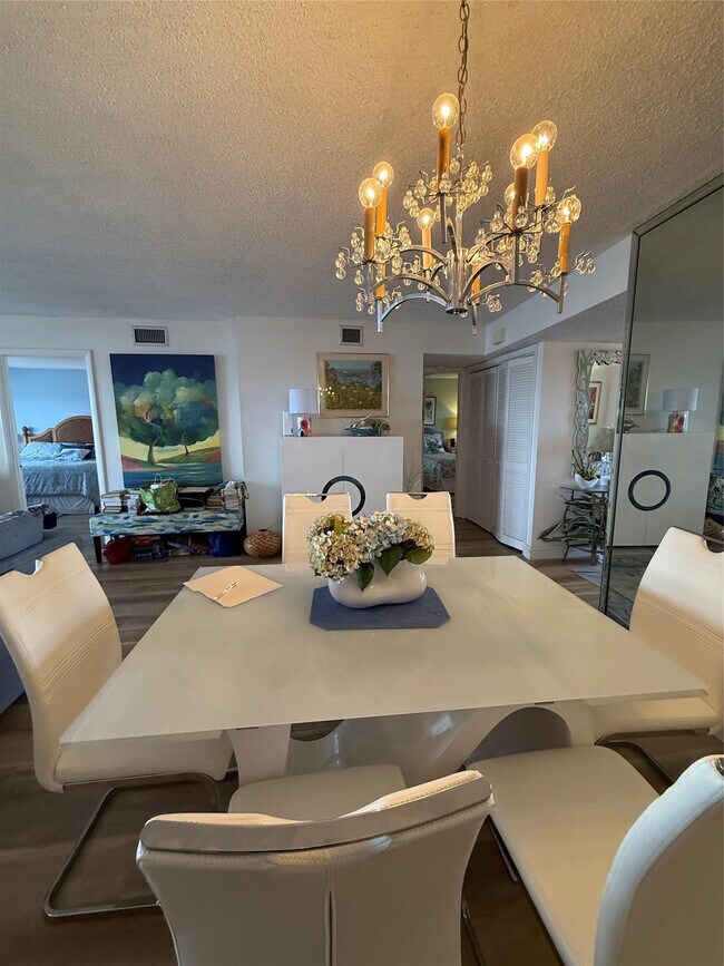 Building Photo - 1523 E Hillsboro Blvd