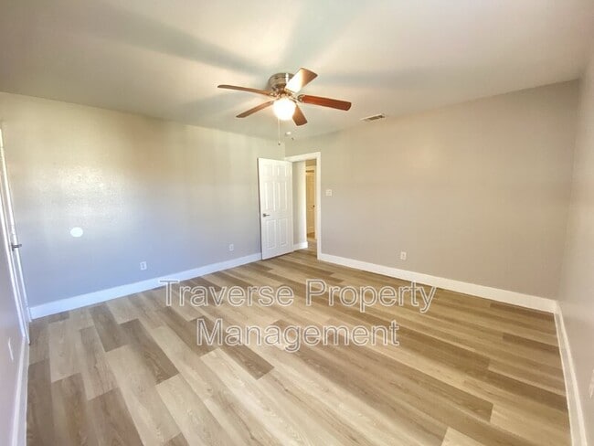 Building Photo - 5125 Sunshine Dr